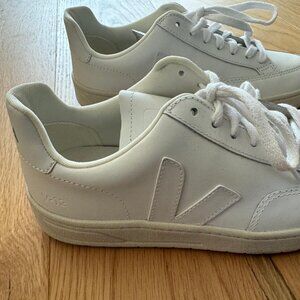 Veja Women V-12 Sneakers Extra White | Size 7